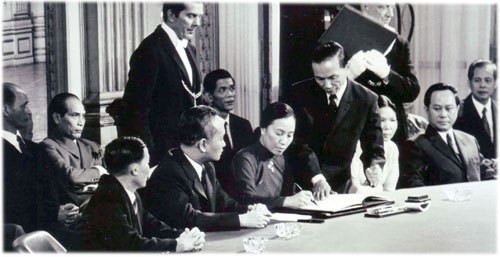 La ministre Nguyên Thi Binh signe les Accords de Paris au Centre des conférences internationales le 27 janvier 1973. Photo : VNA.