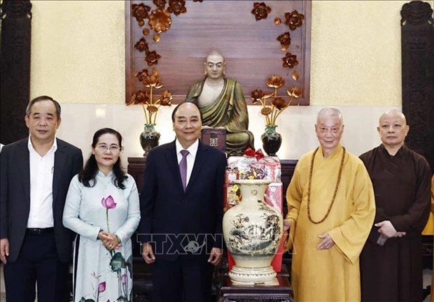  Le Président Nguyên Xuân Phuc (3e à partir de la gauche) adresse ses voeux du Têt au vénérable Thich Tri Quang, patriarche suprême du Conseil d'administration de la Sangha bouddhiste du Vietnam. Photo : VNA.