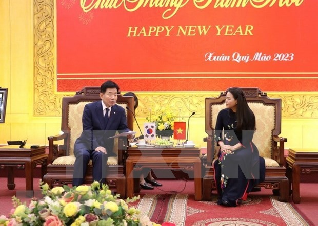 Le Président de l'Assemblée nationale sud-coréenne, Kim Jin-pyo, rencontre la secrétaire du Comité provincial du Parti de Ninh Binh, Nguyên Thi Thu Hà. Photo: VNA