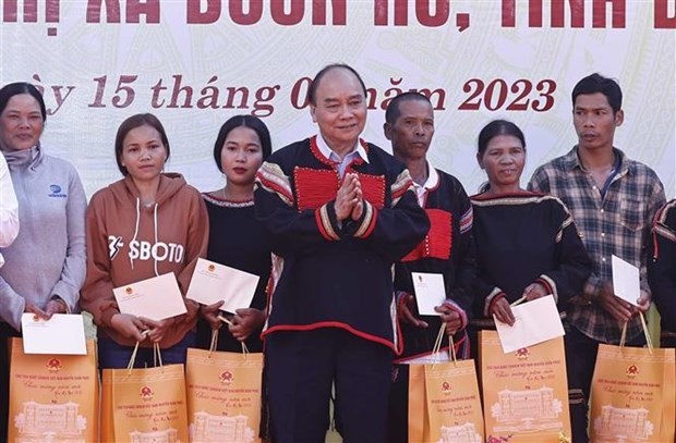 Le Président Nguyên Xuân Phuc remet des cadeaux à des personnes défavorisées à Buon Ho. Photo : VNA.