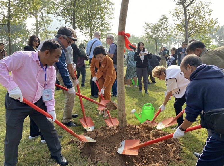Des délégués internationaux et des responsables de Hanoï ont planté des arbres dans le parc Hoa Binh à Hanoï le 14 janvier pour commémorer la signature des Accords de paix de Paris. Photo : HNM. 