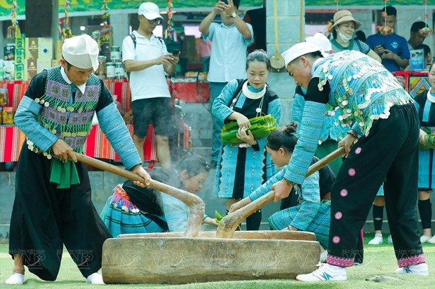 Les H’mông verts font des «banh dày» à l’occasion de la fête du Nouvel an lunaire. Photo : VNP.