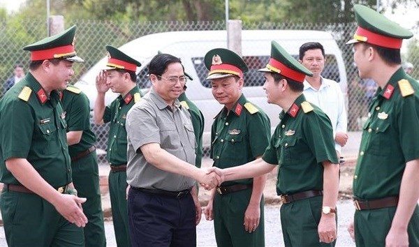 Le Premier ministre et des responsables du Corps d'armée 12 (Compagnie générale de la construction Truong Son). Photo : VNA.