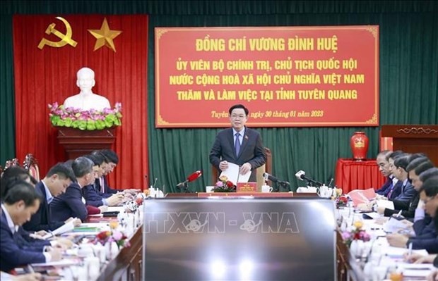 Le Président de l’Assemblée nationale Vuong Dinh Huê à la séance de travail avec les autorités de Tuyên Quang. Photo : VNA.