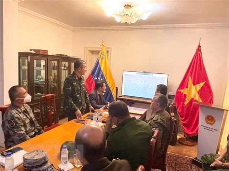 L'attaché de défense vietnamien au Venezuela, le colonel Vu Thê Trung, présente le Livre blanc sur la défense du Vietnam. Photo : VNA.