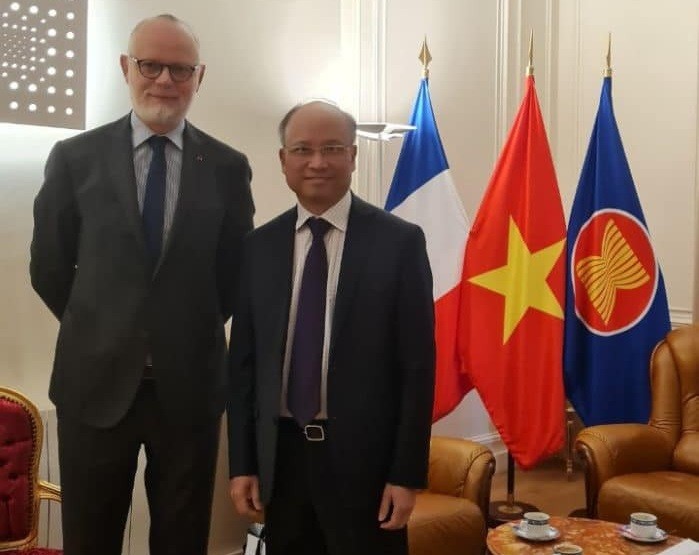L’ambassadeur du Vietnam en France, Dinh Toàn Thang, et Édouard Philippe, ancien Premier ministre français (2017-2020) et maire du Havre. Photo : thoidai.com.vn