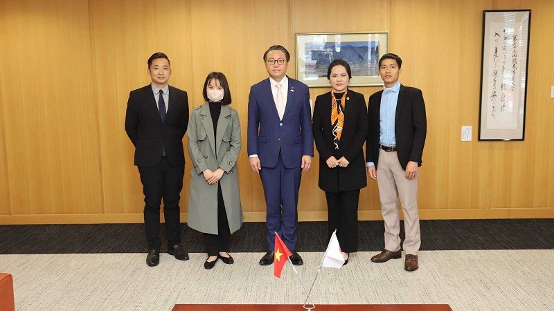 La consule générale du Vietnam à Fukuoka, au Japon, Vu Chi Mai, rencontre le gouverneur de Nagasaki, Oishi Kengo. Photo : baoquocte.