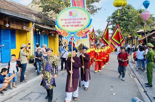 Une procession dans le vieux quartier avec la participation de 300 personnes pour célébrer la fête Nguyên tiêu. Photo:VNA