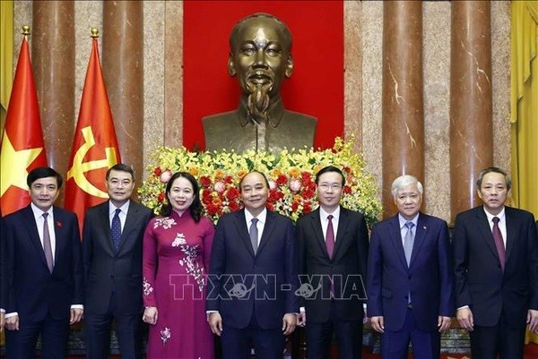 La cérémonie de passation de pouvoir de l'ancien Président Nguyên Xuân Phuc (centre) et à la Présidente par intérim Vo Thi Anh Xuân. Photo : VNA.