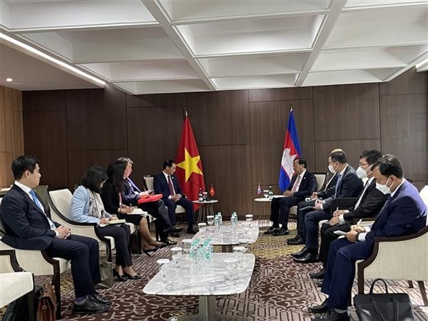 Rencontre entre le ministre Bùi Thanh Son et le vice-Premier ministre cambodgien et ministre des Affaires étrangères, Prak Sokhonn. Photo : VNA.
