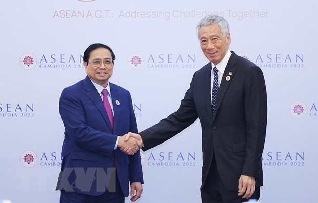 Le Premier ministre Pham Minh Chinh (à gauche) et son homologue singapourien Lee Hsien Loong. Photo : VNA.