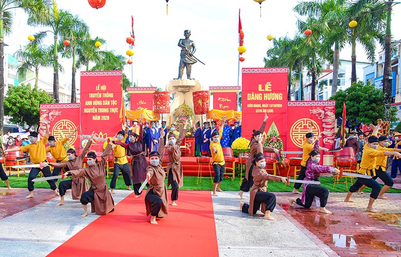 La fête du temple Nguyên Trung Truc dans la ville de Rach Gia. Photo : VGP.