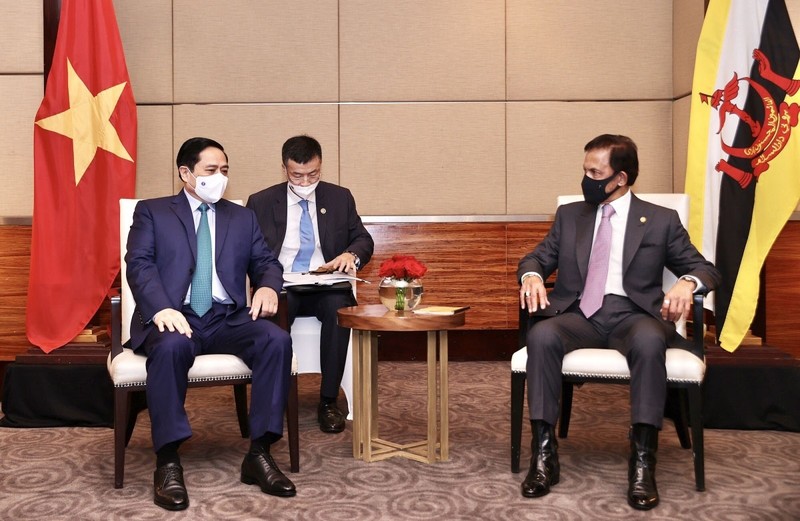 Le Premier ministre Pham Minh Chinh rencontre le sultan de Brunei Darussalam, Haji Hassanal Bolkiah, en marge de la réunion des dirigeants de l'ASEAN en avril 2021. Photo : VOV. 