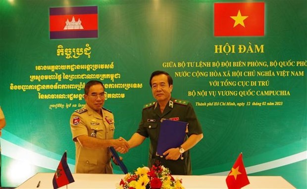 Le général de division Lê Duc Thai, commandant de la Garde-frontière (droite), et le général d’armée Kirth Chantharith, directeur général du Département général de l'immigration. Photo: VNA