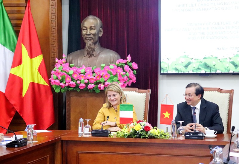 Le vice-ministre de la Culture, des Sports et du Tourisme, Ta Quang Dông, et la vice-ministre italienne des Affaires étrangères et de la Coopération internationale, Maria Tripodi. Photo : thoidai.com.vn