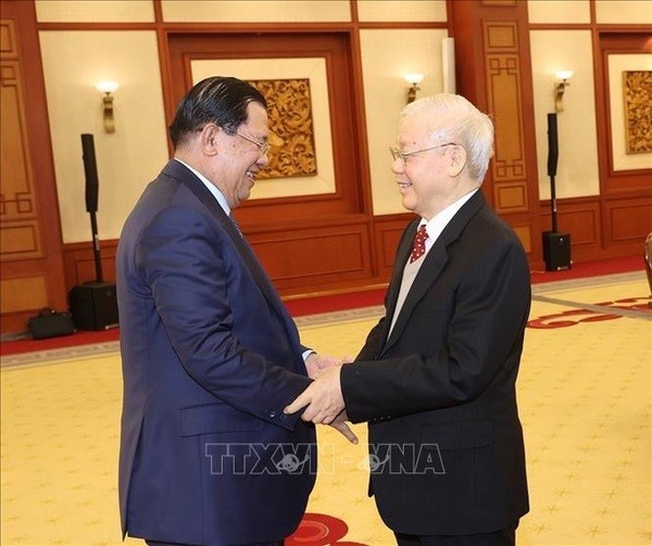 Le Secrétaire général du Comité central du PCV, Nguyên Phu Trong (à droite), et du Président du PPC, également Premier ministre cambodgien, Samdech Techo Hun Sen. Photo : VNA.