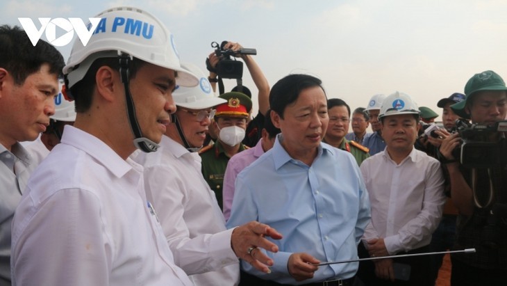 Le Vice-Premier ministre Trân Hông Hà inspecte l'aéroport de Long Thành. Photo : Duy Phuong/VOV. 