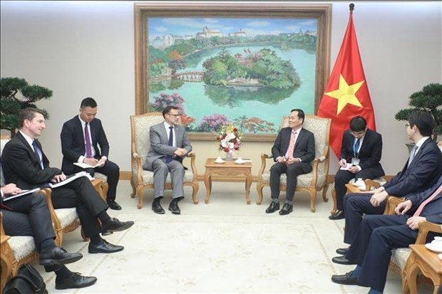 Le Vice-Premier ministre Trân Luu Quang (à droite) reçoit l'ambassadeur australien Andrew Goledzinowski. Photo : VNA.