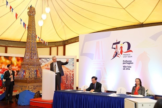 L’Ambassadeur Nicolas Warnery donne le 14 mars à Hanoï une conférence presse sur le 50e anniversaire de l’établissement des relations diplomatiques franco-vietnamiennes. Photo : VNA.
