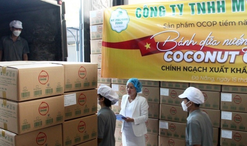 Sept premiers conteneurs de craquelins de noix de coco cuits au four nt officiellement été expédiés vers la Chine. Photo : congthuong.