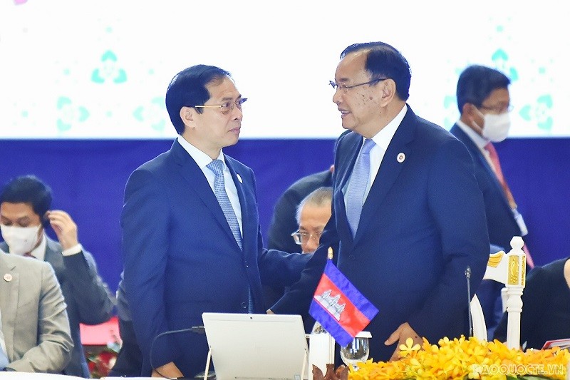 Le ministre vietnamien des Affaires étrangères, Bùi Thanh Son (à gauche), et le Vice-Premier ministre et ministre des Affaires étrangères et de la Coopération internationale du Cambodge Prak Sokhonn lors de la réunion AMM-55 au Cambodge. Photo : baoquocte.