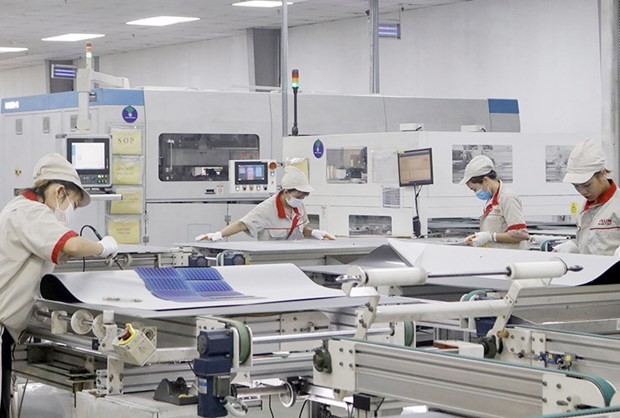 Production de batteries solaires à la Société par actions Vietnam Sunergy, dans la zone industrielle de Dinh Tram province de Bac Giang. Photo : NDEL.