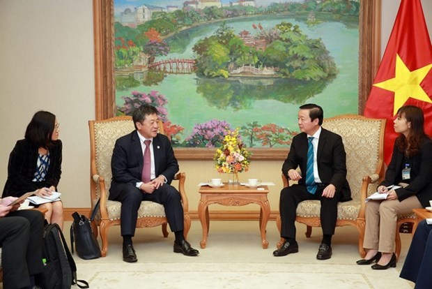 Le Vice-Premier ministre Trân Hông Ha (à droite) et M. Shimuzu Akira, représentant en chef de JICA au Vietnam. Photo : VNA.