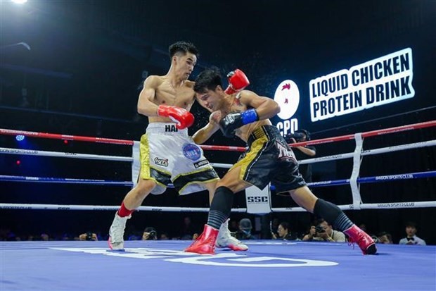Le boxeur Nguyên Ngoc Hai (en gant rouge) aux prises avec le Thaïlandais Campee Phayom. Photo : VNA.