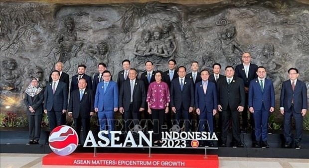 Le vice-gouverneur de la Banque d'État du Vietnam, Pham Tiên Dung (deuxième rang, deuxième à partir de la droite), et des ministres des Finances et gouverneurs des Banques centrales de l'ASEAN. Photo : VNA.