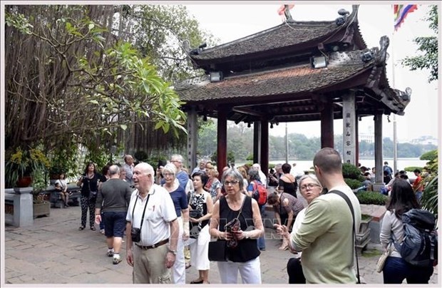 Des touristes étrangers visitent le temple Ngoc Son à Hanoï. Photo d’archives : VNA.