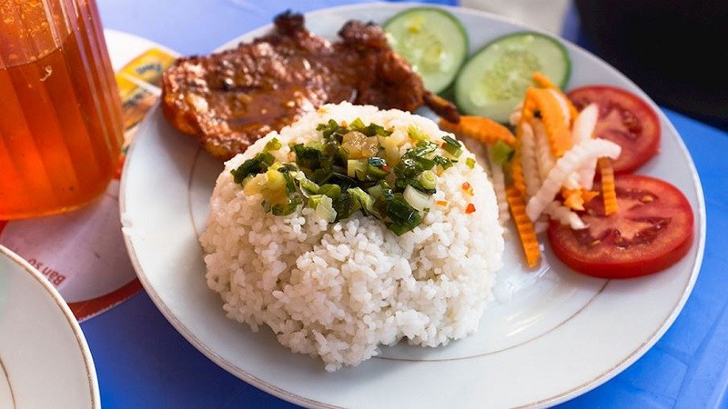 Le riz brisé du Vietnam se classe troisième parmi les 100 plats de riz les mieux notés au monde. Photo : TasteAtlas.