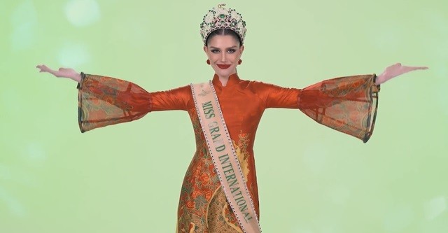 Isabella Menin, la Miss Grand International 2022 présente dans l’emblématique tunique vietnamienne, l’"áo dài". Photo : VTV.vn
