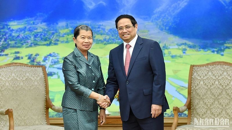 Le Premier ministre vietnamien, Pham Minh Chinh (à droite) et Samdech Kittisangahapundit Men Sam An, Vice-Première ministre et ministre des Relations avec le Parlement et l’Inspection, Vice-Présidente du Parti du peuple cambodgien, présidente de l'Association de l'Amitié Cambodge - Vietnam. Photo : NDEL. 