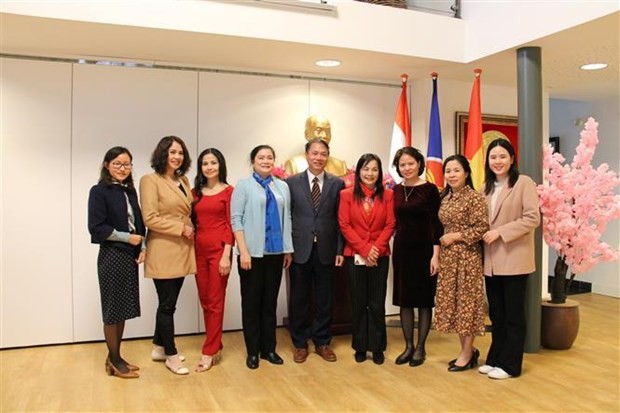 L'ambassadeur du Vietnam aux Pays-Bas, Pham Viêt Anh, et les représentants de l'Union des Femmes du Vietnam, ainsi que des Associations des Femmes vietnamiennes aux Pays-Bas. Photo : VNA.