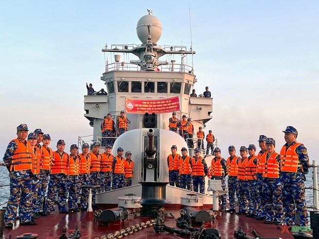 Le navire 20 de la brigade 172 de la région navale 3 a jeté l'ancre dimanche à Makassar, province de Sulawesi, en Indonésie, pour participer au 4e exercice naval multilatéral de Komodo (MNEK-4). Photo : qdnd.vn