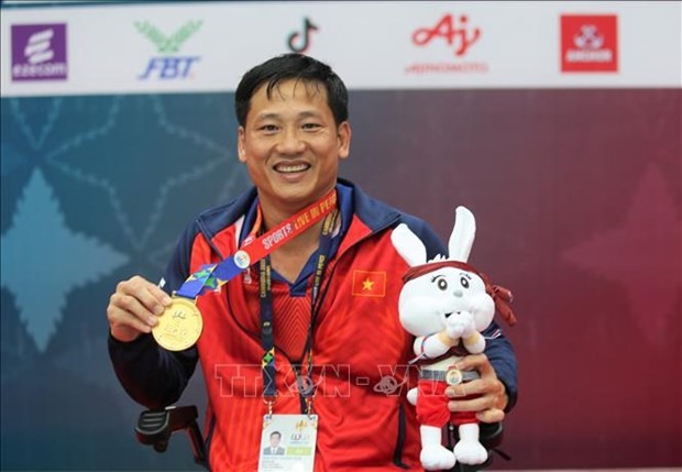 Le Vietnamien Nguyên Hoàng Nha remporte la médaille d'or du 100 m dos masculin dans la catégorie S7. Photo: VNA