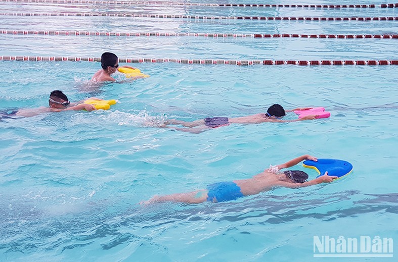 La province de Quang Tri ouvre des cours de natation gratuits pour les enfants locaux dans l’espoir de réduire les noyades. Photo : thoidai.com.vn