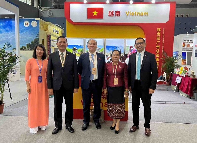 Le consul général Vu Viet Anh prend des photos avec la délégation d’entreprises vietnamiennes et les visiteurs du stand du Vietnam. Photo : baoquocte.