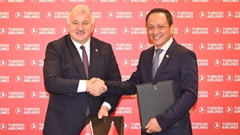 Les représentants de Vietnam Airlines (à droite) et de Turkish Airlines signent l'accord de partage de code. Photo : NDEL.