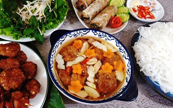 Le "bun cha" - l'un des plats préférés des Hanoïens. Photo : VNA.