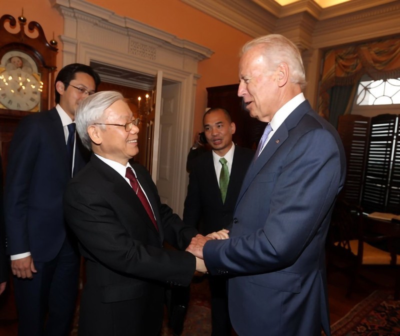 Le Secrétaire général du PCV Nguyên Phu Trong serre la main du Vice-Président américain Joe Biden lors de sa visite officielle aux États-Unis en 2015. Photo : VNA.
