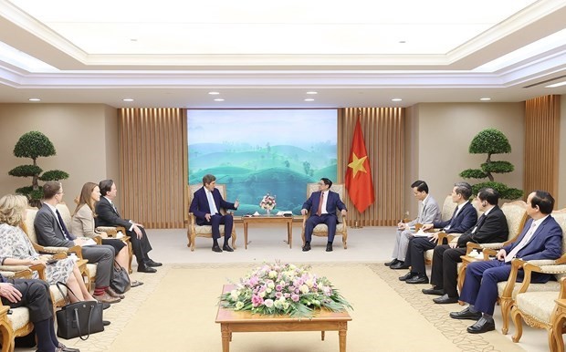 Le Premier ministre Pham Minh Chinh (à droite) reçoit l'envoyé spécial du président américain pour le climat, John Kerry. Photo : VNA.