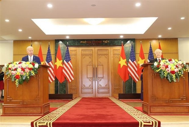 Le Secrétaire général du Comité central du Parti communiste du Vietnam Nguyên Phu Trong (à droite) et le Président Joe Biden rencontrent la presse. Photo : VNA.