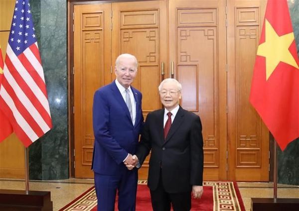 Le Secrétaire général du Parti Nguyên Phu Trong (à droite) et le Président américain Joe Biden avant leur entretien, dans l'après-midi du 10 septembre. Photo : VNA. 