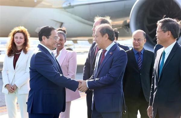 L'ambassadeur du Vietnam aux États-Unis, Nguyen Quoc Dung (droite), accueille le Premier ministre Pham Minh Chinh à l'aéroport international de San Francisco. Photo : VNA