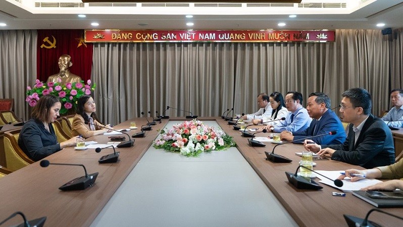 Le Secrétaire adjoint du Comité du Parti de Hanoï, Nguyen Van Phong, a eu une séance de travail avec l’ambassadrice de Nouvelle-Zélande au Vietnam, Tredene Dobson. Photo : KTDT.
