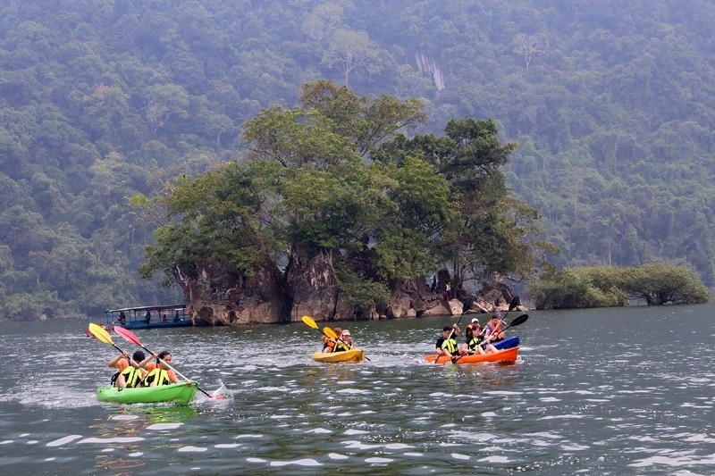 Les courses de kayak sur le lac sont une activité intéressante du programme « Couleurs d’automne de Ba Bê ». (Photo : HUONG DIU)