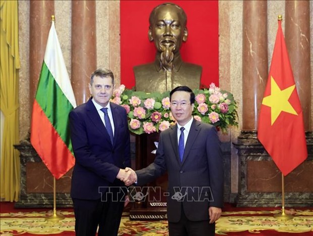 Le Président vietnamien, Vo Van Thuong, (à droite) et l'ambassadeur bulgare Pavlin Todorov. Photo : VNA.