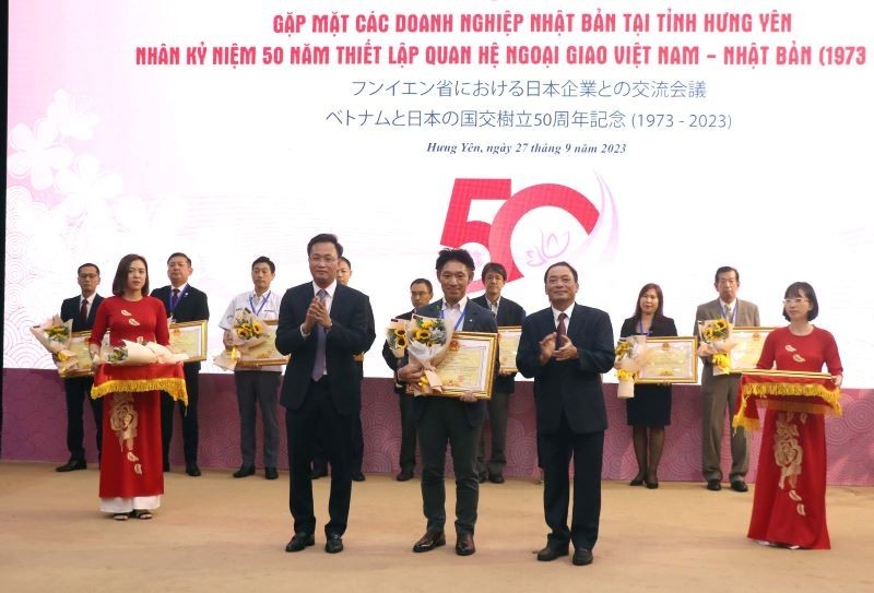 Les dirigeants de la province de Hung Yên ont remis des certificats de mérite aux entreprises japonaises. Photo : NDEL .