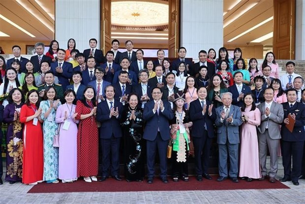 Le Premier ministre Pham Minh Chinh, des enseignants et des administrateurs pédagogiques exemplaires. Photo : VNA.